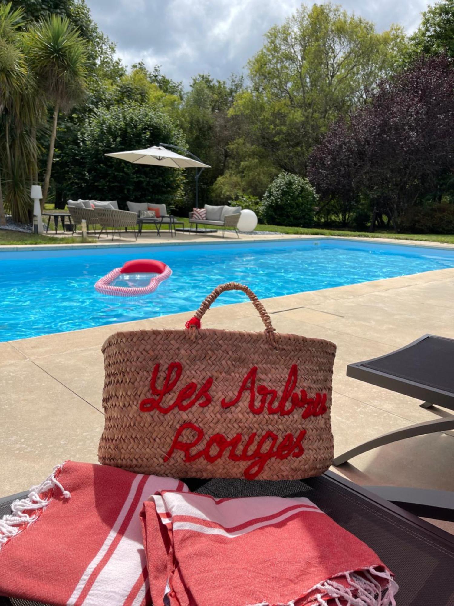Couette-café Les Arbres Rouges 4*